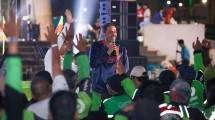 Menteri UMKM Maman Abdurrahman saat menonton bareng semifinal Piala Dunia 2026 bersama komunitas ojek online