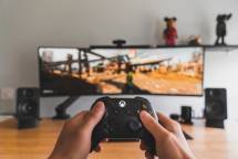 person holding black game controller (Foto: Sam Pak / Unsplash)