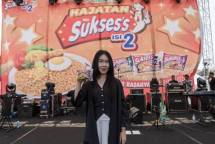 Ferlita Feliana, Brand Manager Mie Sukses&rsquo;s Isi 2 di depan panggung Hajatan Sukses&rsquo;s di Jatibarang