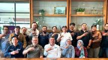 Anggota Badan Pelaksana Badan Pengelola Keuangan Haji (BPKH) Harry Alexander (duduk, tengah), Direktur Utama PT Bank Muamalat Indonesia Tbk Imam Teguh Saptono (duduk, kedua kiri) dan Sekretaris Perusahaan PT Bank Muamalat Indonesia Tbk Hayunaji (duduk, kiri) berfoto bersama jurnalis di Bandung, Jumat (17/7/2026). 