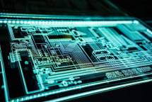 teal LED panel (Foto: Adi Goldstein / Unsplash)