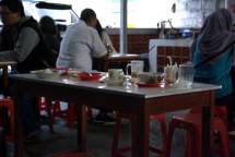 a group of people sitting at a table in a restaurant (Foto: Inna Safa / Unsplash)