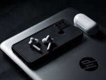 a close up of a cell phone with ear buds (Foto: mariyan rajesh / Unsplash)