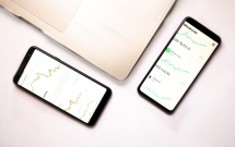 Two smartphones with cryptocurrency data and graphs, ideal for financial insights. (Foto: Laura Pineda Bravatti / Pexels)