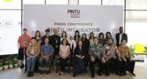 Foto Bersama Para Narasumber Dengan Indonesia Mentor, Incubees, Accelerator, dan Residents dalam press conference PINTU Incubator.