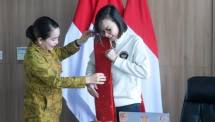 Wakil Menteri Ekonomi Kreatif, Irene Umar (kanan) berbincang dengan Bupati Sumba Barat Daya, Ratu Ngadu Bonu Wulla (kiri) saat menerima audiensi di Kantor Kementerian Ekonomi Kreatif, Jakarta, Selasa (21/07/2026).
