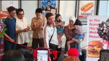 Aldi Taher saat peresmian gerai ke-3 Aldy's Hotdog BSD