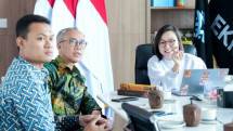 Wakil Menteri Ekonomi Kreatif, Irene Umar (tengah), berbincang dengan Duta besar Republik Indonesia untuk Nigeria, Bambang Suharto (kiri) di Jakarta, Rabu (22/07/2026).