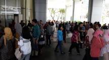 Karyawan di kawasan Mega Kuningan, Jakarta dievakuasi Akibat Gempa (Foto: Chodijah Febriyani/Industry.co.id)
