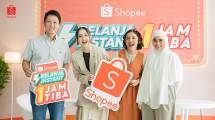 Daniel Minardi, Director of Business Partnership Shopee Indonesia, bersama Musisi Muda Indonesia Agatha Pricila, Ify Alyssa dan SIVIA dalam acara Media Gathering Shopee Belanja Instant 1 Jam Tiba 