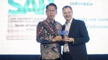 Johan, S.Kom., M.M. Vice Rector &ndash; Global Employability & Entrepreneurship (kiri) menerima penghargaan dari SAP University Alliance