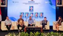 (kiri ke kanan), Prof. Dr. Johannes Gunawan, S.H., LL.M., Agus Pambagio, dr. Then Suyanti, serta Ketua Asosiasi Depot Air Minum Isi Ulang Indonesia (ASDAMINDO) Erik Garnadi.