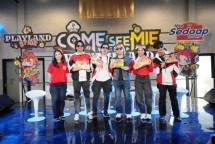 Dari kiri: Katria Arintya Anindyantari, Head of Marketing Noodle Category WINGS Group dan J-rocks foto bersama di panggung press conference Come See Mie Fest Bandung 2026.