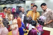 Menperin Airlangga Hartarto beserta Dirjen IKTA Kemenperin Achmad Sigit Dwiwahjono saat mengunjungi pabrik mainan PT Mattel Indonesia (Foto: Humas)
