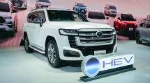 Toyota Tancap Gas di GIIAS 2026, Land Cruiser Hybrid dan bZ4X Touring Resmi Meluncur
