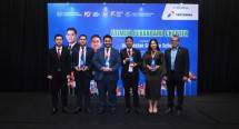 Muhammad Fahrizal (President International Global Network) bersama dengan Muhammad Yamin Yahya (Ketua Yayasan Indonesian Creative School Pekanbaru) dan para Board of Dais asal berbagai negara.