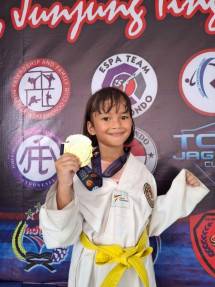 Siswi SD TUGU IBU Depok kembali harum namanya setelah, seorang siswinya Nadhira Farah Achlan menyabet medali emas dalam ajang kejuaraan taekwondo Kejurcab Depok 2026 dan Juara 2 (Medali Perak) di Kejuaraan Internasional PBTI di UNILA Lampung 2026.