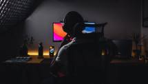 a person wearing headphones sitting in front of a computer (Foto: Nubelson Fernandes / Unsplash)