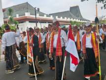 Ribuan pengunjung memadati Anjungan Nusa Tenggara Timur (NTT), Taman Mini Indonesia Indah (TMII), saat Festival Budaya Manggarai yang digelar Ikatan Keluarga Manggarai Djakarta (IKAMADA) pada Minggu, 2 Agustus 2026.