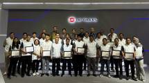 Penyerahan sertifikat kepada perusahaan karoseri