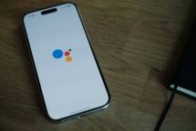 A cell phone sitting on top of a wooden table (Foto: appshunter.io / Unsplash)