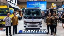Penyerahan satu unit Mitsubishi Fuso eCanter kepada PT Fastana Logistik Indonesia (FLI) dalam ajang GIIAS 2026