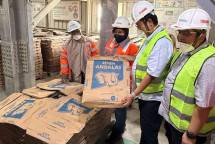  Direktur Operasi SIG, Reni Wulandari (kedua dari kiri) bersama Direktur PT Solusi Bangun Andalas, Edi Sarwono (ketiga dari kiri) dan Direktur Operasi PT Semen Padang, Andria Delfa (kanan) saat melakukan kunjungan di packing plant Lhokseumawe, Aceh, pada Jumat (7/8/2026). 