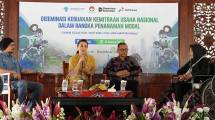 Deputi Bidang Pengembangan Iklim Penanaman Modal Kementerian Investasi dan Hilirisasi/BKPM, Riyatno bersama Penasihat DWP Kementerian Investasi dan Hilirisasi/BKPM, Ayu Heni Rosan dalam diskusi bersama UMKM perempuan di Banyumas, Jawa Tengah