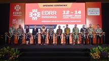 Menteri Koordinator Bidang Pembangunan Manusia dan Kebudayaan (Menko PMK) Pratikno, didampingi Wakil Menteri Kesehatan Dante Saksono Harbuwono saat membuka gelaran pameran internasional Emergency Disaster Reduction & Rescue (EDRR) Indonesia 2026