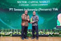 Pgs Group Head of Strategic Growth & ESG SIG, Muhammad Taqiyuddin (kanan) menerima penghargaan ESG Award dari Yayasan KEHATI dalam Sector Capital Market untuk Kategori Listed Company dari Menteri Lingkungan Hidup RI/Kepala Badan Pengendalian Lingkungan Hidup, Mohammad Jumhur Hidayat di Soehanna Hall, Energy Building, Jakarta, pada Kamis (6/8/2026).