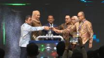 Menteri ESDM, Bahlil Lahadalia (tengah) saat membuka gelaran The 12th Indonesian International Geothermal Confrence and Exhibition (IIGCE) 2026 