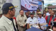 Menkeu Purbaya Yudhi Sadewa saat meninjau langsung kondisi masyarakat serta sejumlah fasilitas yang terdampak gempa di Nusa Tenggara Timur (NTT), Rabu (19/8). 
