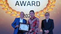 SEVP Teknik BRI Insurance, Jimmy Prawiradigja saat mewakili BRINS menerima penghargaan di ajang Insurance Award 2026