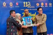 Kepala Usaha Kecil dan Menengah Dinas PPKUKM Pemprov Juremi (kiri), Asisten Deputi Kemitraan Rantai Pasok dan Pemasaran Usaha Kecil di Kementerian Usaha Mikro, Kecil, dan Menengah (UMKM) Yogia Prihartiny (kedua dari kiri), Staf Ahli Bidang Pengembangan Sektor Investasi Prioritas Kementerian Investasi dan Hilirisasi/BKPM Dedi Latip (kedua dari kanan), danDirektur Utama Bank Sahabat Sampoerna Ali Rukmijah (kanan) resmi membuka Festival UMKM Grup Sampoerna