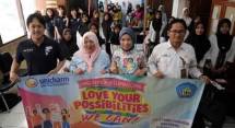 Unicharm Indonesia dukung kesehatan reproduksi Siswi Tuna Rungu di Karawang.