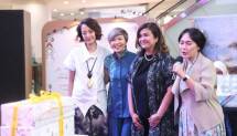 Founder Purana, Nonita Respati (kiri, baju putih) dan owner Vicenza, Hanny (dua kiri, baju biru) dalam kolaborasi perdananya dalam sebuah workshop.