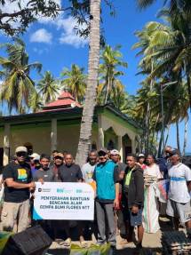 Pendistribusian bantuan korban gempa oleh BSI KCP Labuan Bajo - BSI Maslahat dan LANAL Labuan Bajo dilakukan melalui jalur laut di Kecamatan Macang Pacar, Kab. Manggarai Barat, Nusa Tenggara Timur. 