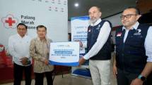 Keterangan Foto: (Tengah, Kiri) Bapak Jusuf Kalla, Ketua Umum PMI dengan (Tengah, Kanan) Laurent Boissier, CEO Danone Indonesia dalam penyerahan bantuan kemanusiaan bagi masyarakat terdampak gempa di Nusa Tenggara Timur (NTT) di Markas Pusat PMI, Jakarta Selatan, pada Rabu (26/08/2026)