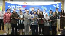 Foto bersama perwakilan negara-negara ASEAN, negara mitra yang menjadi High Contracting Parties (HCP), akademisi, serta perwakilan ASEAN Studies Centers di Indonesia.