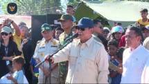 Presiden Prabowo Subianto meninjau Posko Pengungsian Lapangan Berdikari, Kabupaten Nagekeo, Nusa Tenggara Timur, Rabu (26/8).