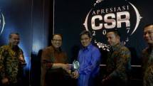 Managing Director President Office Sinar Mas Land Dhony Rahajoe (tengah) menerima penghargaan dari Menteri Koperasi dan Usaha Kecil Menengah Republik Indonesia (UKM)Anak Agung Gede Ngurah Puspayoga (kiri) di ajang CSR 2017