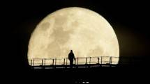 Illustrasi Supermoon Jika Disaksikan Dari Jembatan Cinta Le Bridge Taman Impian Jaya Ancol