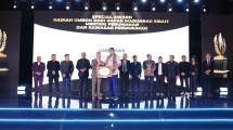 Menteri Perumahan dan Kawasan Permukiman (PKP) Maruarar Sirait saat menyerahkan penghargaan kepada pemenang IPBA 2026