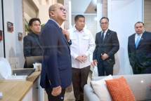  (dari kiri ke kanan) Menteri Koordinator Bidang Hukum, Hak Asasi Manusia, Imigrasi, dan Pemasyarakatan, Yusril Ihza Mahendra; CEO Danantara Indonesia, Rosan Roeslani; Menteri PKP, Maruarar Sirait; serta Kepala BP BUMN dan COO Danantara Indonesia, Dony Oskaria, mengunjungi model rumah tapak yang dibangun dengan Bata Interlock Presisi dalam gelaran Danantara Housing Expo 2026 di NICE, PIK 2, Jakarta, pada Kamis (27/8/2026). 