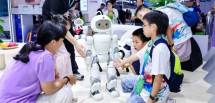 Mobo, robot pendamping keluarga berbasis embodied intelligence, resmi tampil perdana di hadapan publik dalam ajang World Robot Conference (WRC) 2026 lalu.