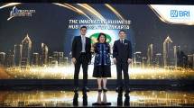 Direktur PT Graha Buana Cikarang, Ivonne Anggraini saat menerima penghargaan di ajang Properti Indonesia Award 2026