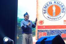 Direktur Sales dan Marketing SIG, Dicky Saelan memberikan paparan keunggulan merek Semen Kujang dalam acara Grand Launching Semen Kujang di Hotel InterContinental, Bandung, Jawa Barat, pada Jumat (28/8/2026).