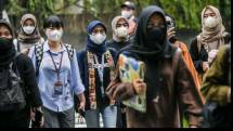 Masyarakat yang harus keluar rumah dianjurkan menggunakan alat pelindung diri untuk mencegah resiko gangguan kesehatan dampak persebaran abu vulkanik Anak Krakatau 