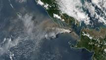(ilustrasi) citra satelit memperlihatkan sebagian besar material abu vulkanik bergerak menuju kawasan perairan terbuka.