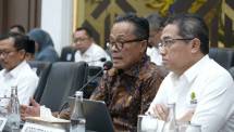 (kiri) Kepala BP BUMN sekaligus Chief Operating Officer (COO) Danantara, Dony Oskaria, menyampaikan pandangan tersebut dalam Rapat Dengar Pendapat dengan Badan Legislasi DPR RI.